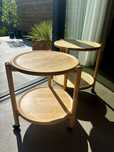 Dwa Drewniane stoliki pomocnicze Barki z tacami Mid Century lata 70te