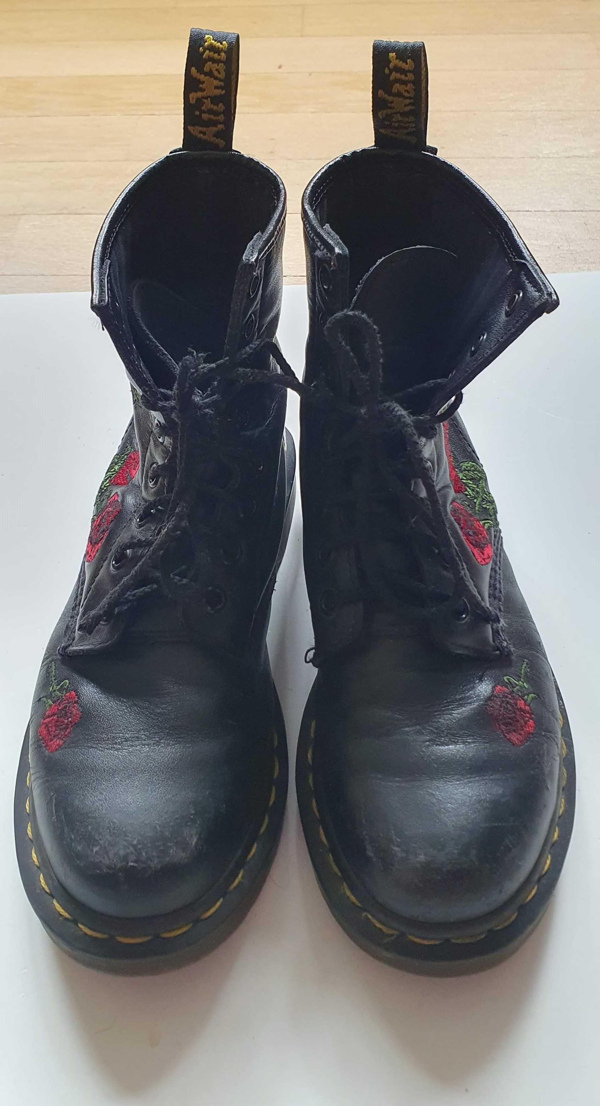 Buty Dr. Martens, czarne z motywem róży (1460 VONDA Black Softy)