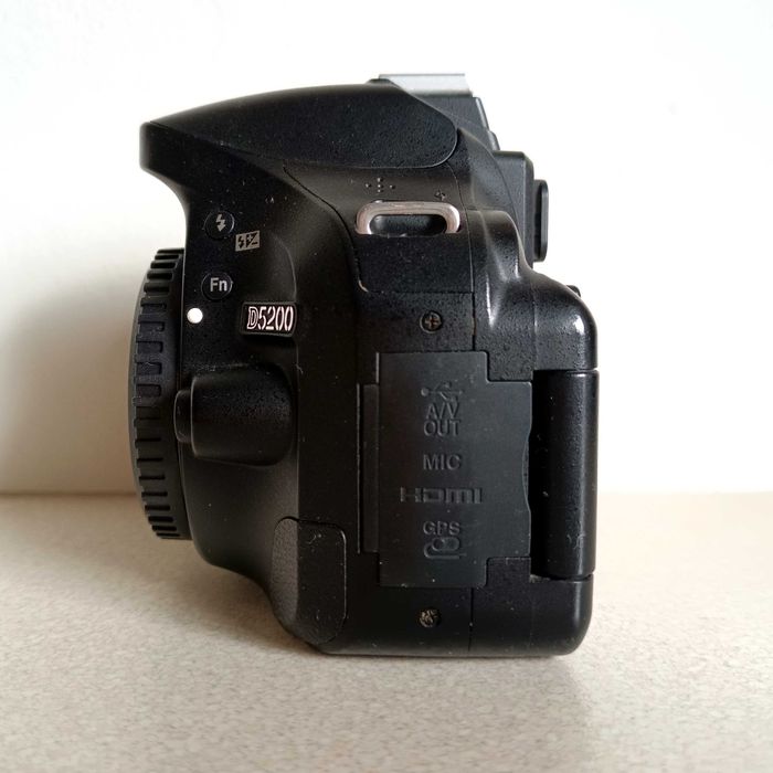 Lustrzanka Nikon d5200, na części z drobnymi usterkami.