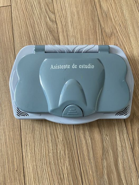 Компʼютер дитячий озвучений іспанською мовою.