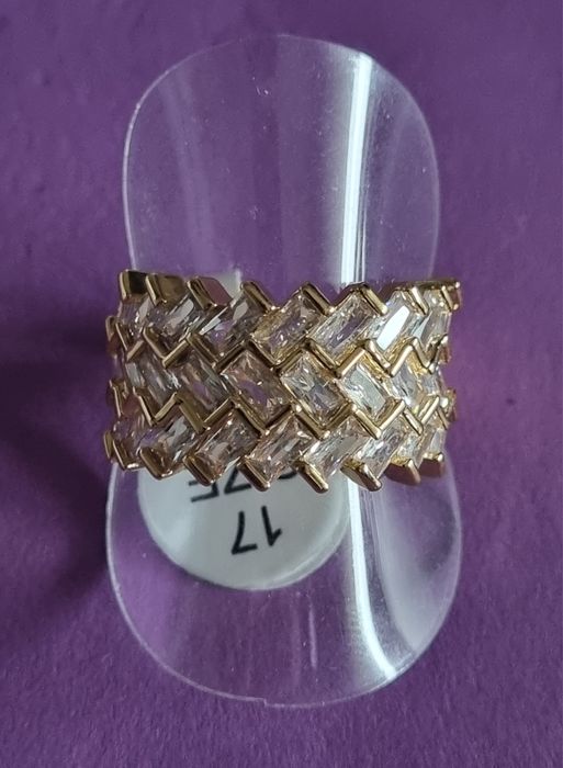 Anel dourado, em aço, com 3 fiadas de brilhantes. T17