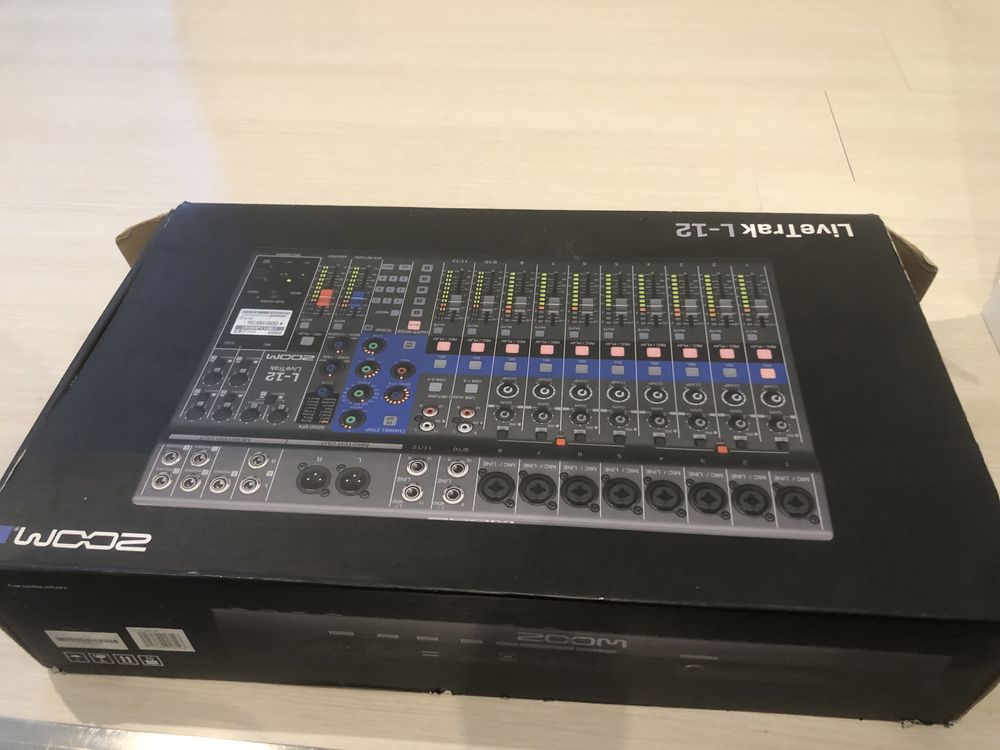 Zoom livetrak L-12 mesa digital