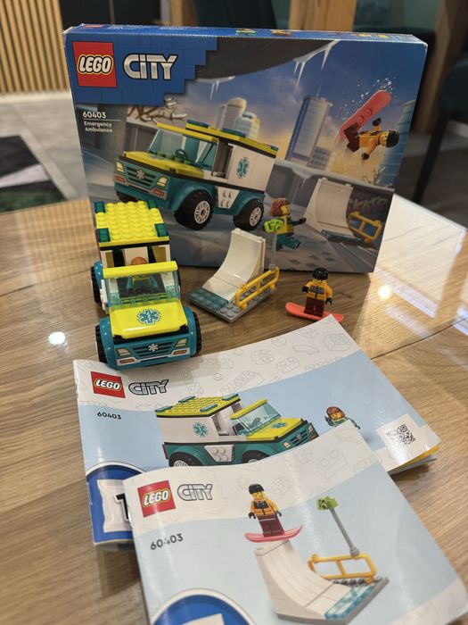 Lego city 60403 karetka i snowbordzista