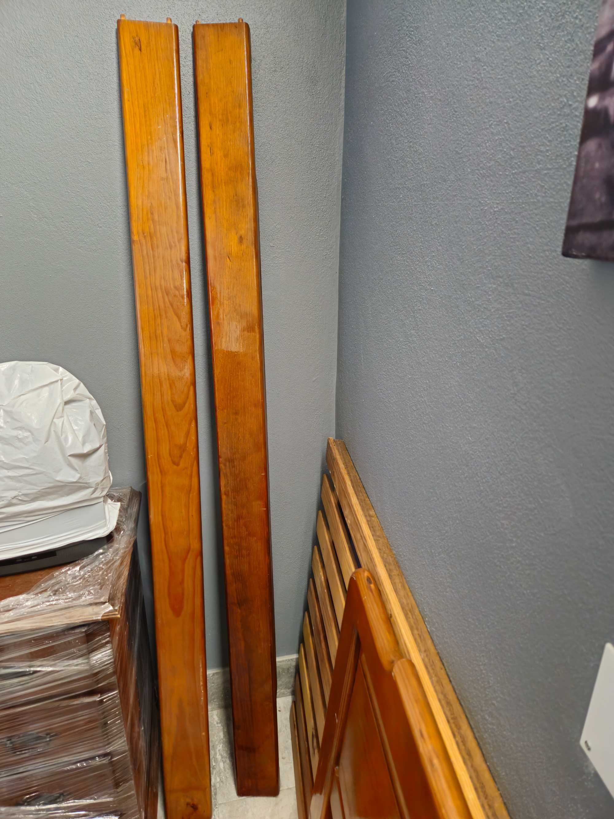 Cama solteiro com colchão e mesinha cabeceira