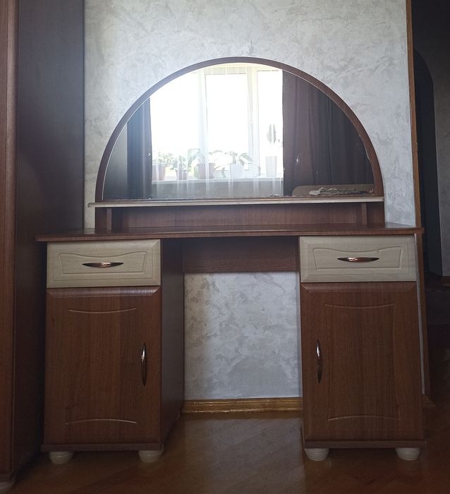 Туалетний столик,трюмо