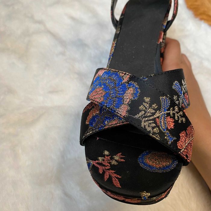 Buty damskie na obcasie we wzory czarne z odkrytym przodem New Look 39
