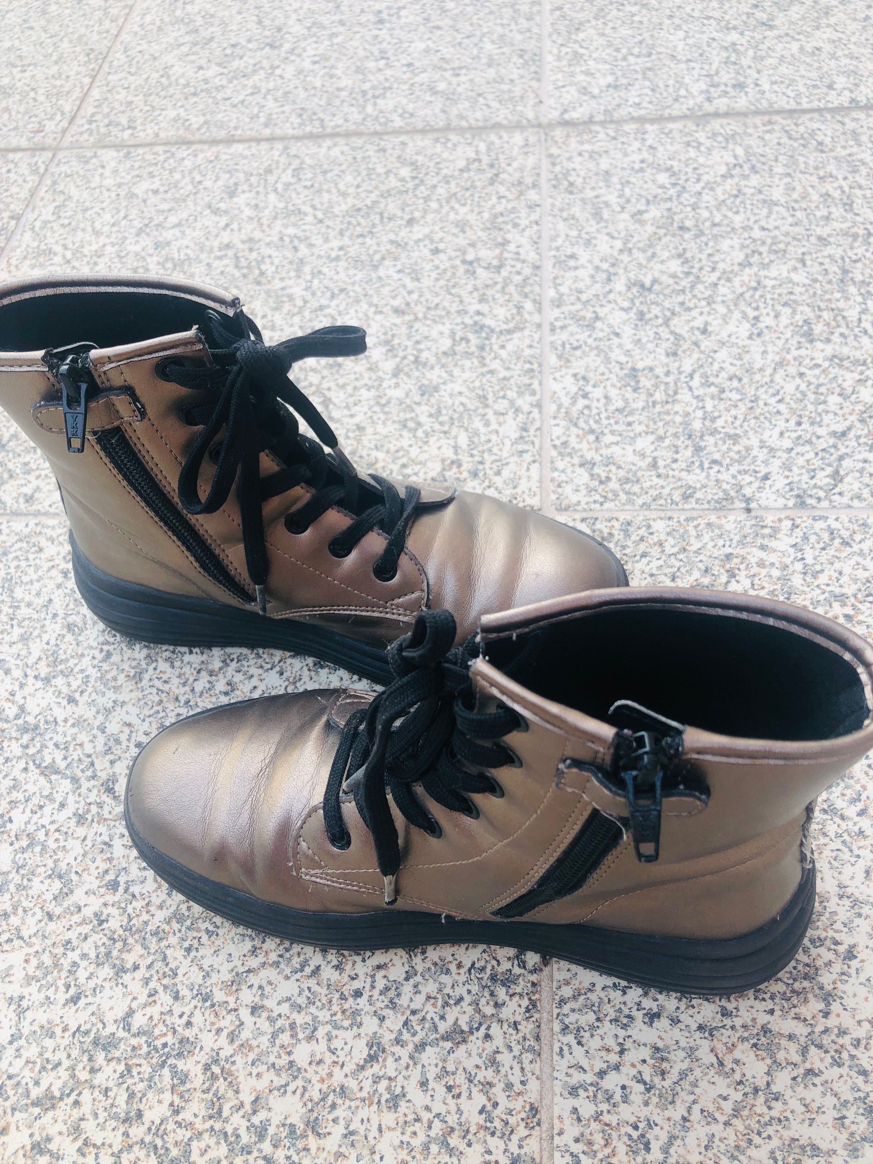 Botins em dourado menina Geox