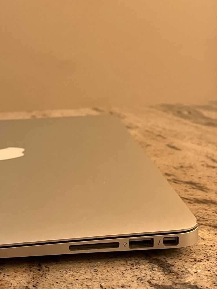 MacBook Air 13’ (Early 2015)