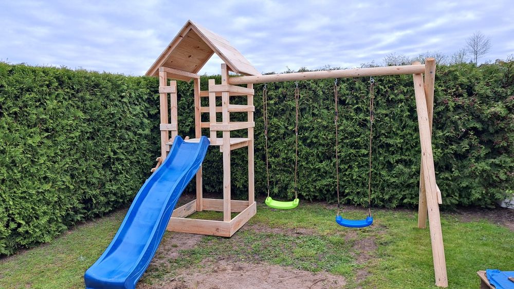 Plac zabaw zjeżdżalnia piaskownica drabinka huśtawka ślizg