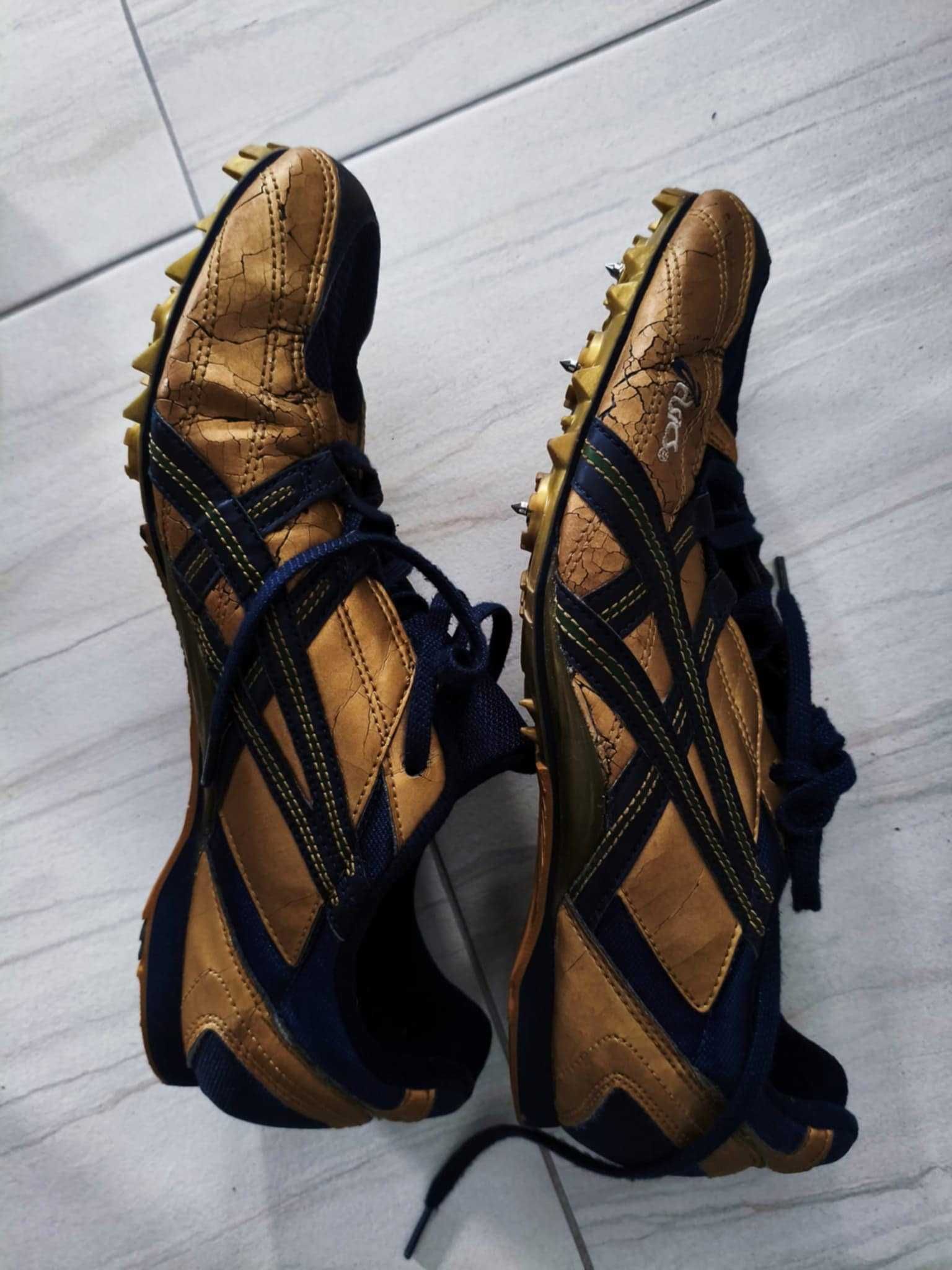 kolce asics buty