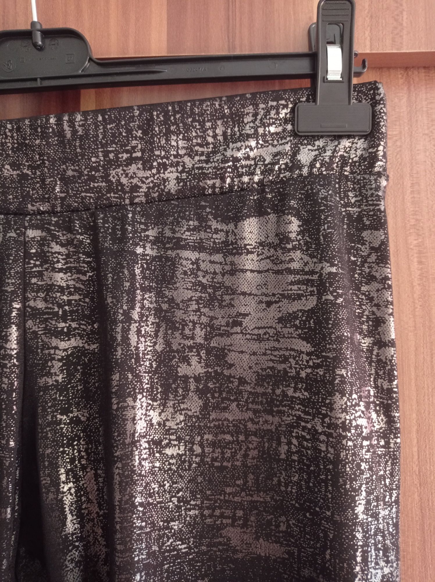 Czarno-srebrne legginsy Guess - rozmiar M.