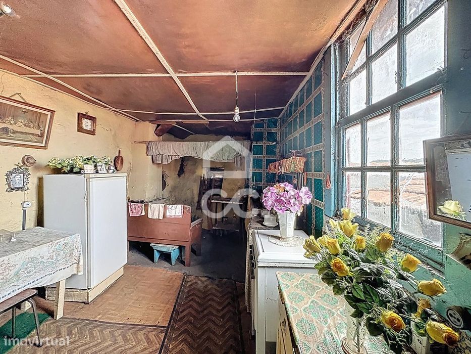 Moradia para restauro numa aldeia tipica