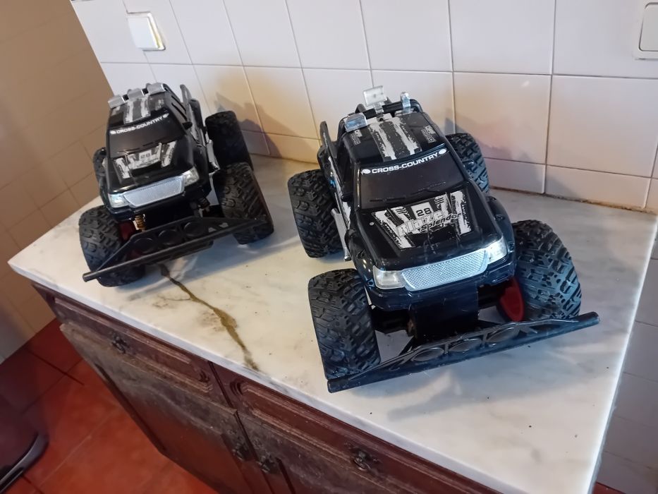 Conjunto de 2 Monster Trucks sem Comandos