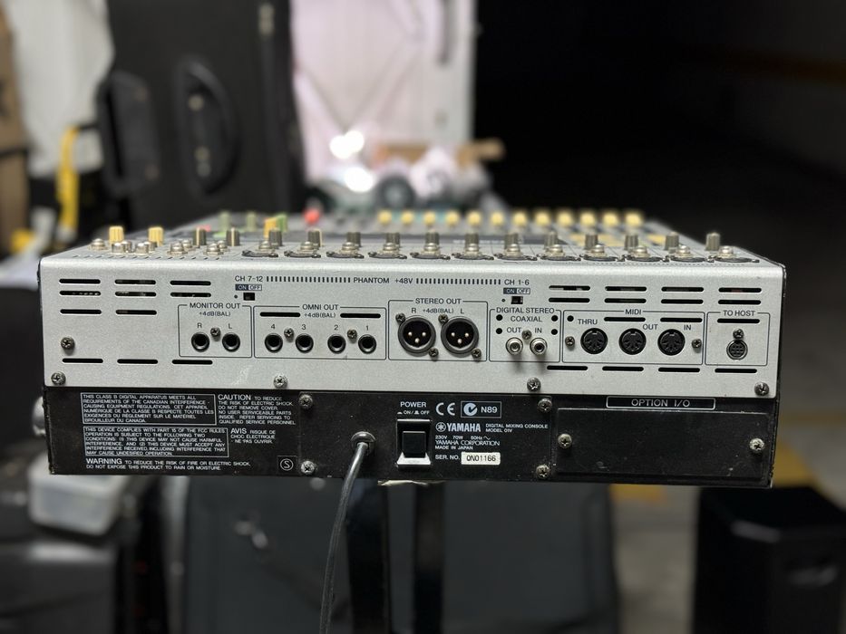 Mesa Mistura Yamaha 01V