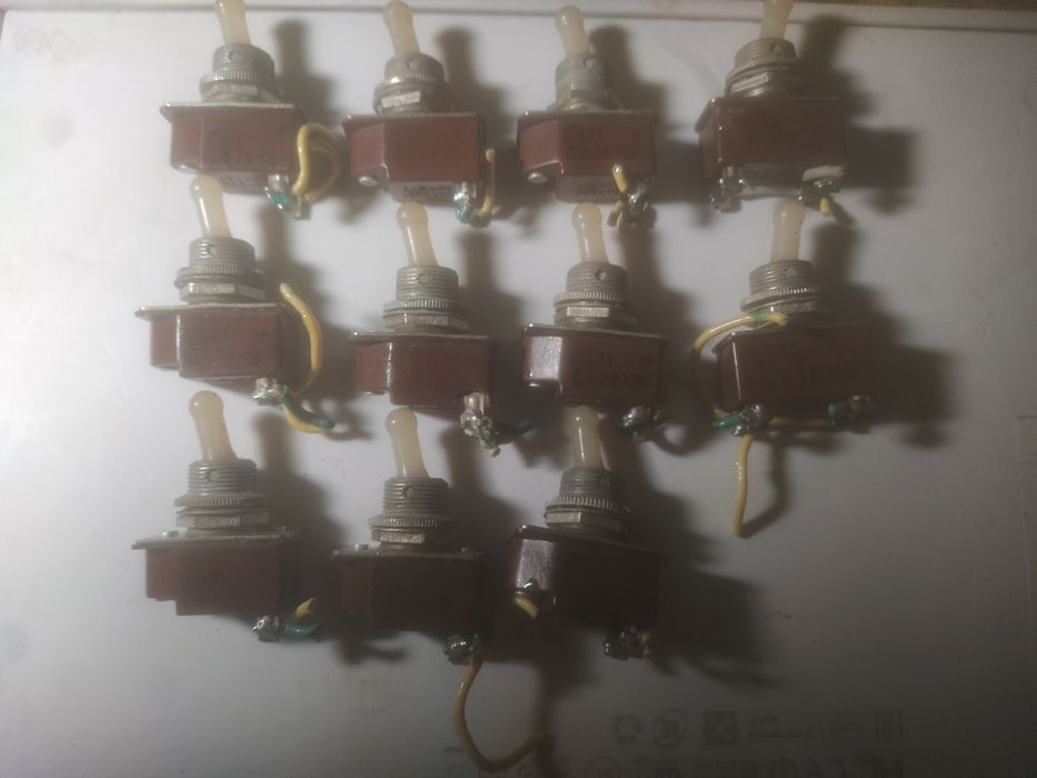 Продам тумблера Т1  9шт, Т2 2шт. Б/у, состояние новых