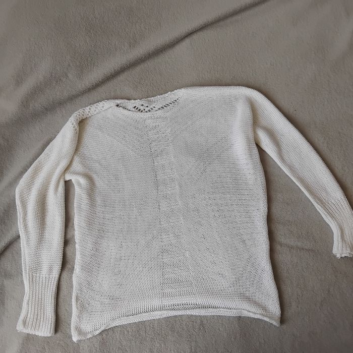 Biały damski sweterek