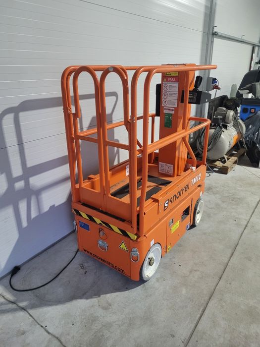 Zwyżka podnośnik kolumnowy platforma samojezdna Snorkel TM12