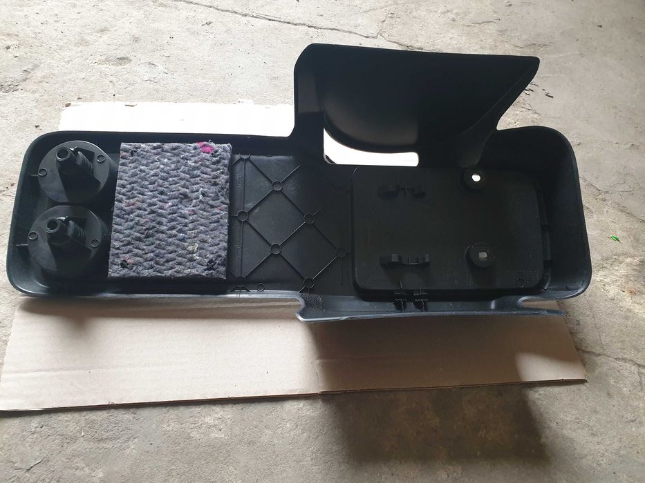 Консоль між передніми сидіннями Сітроєн Берлінго