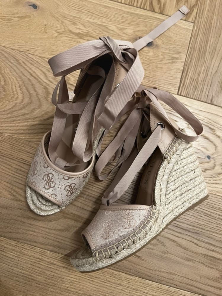 Nowe koturny Guess