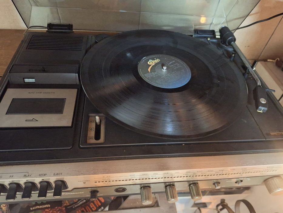 Gira discos com duas colunas e 3 discos . Gira discos a funcionar.