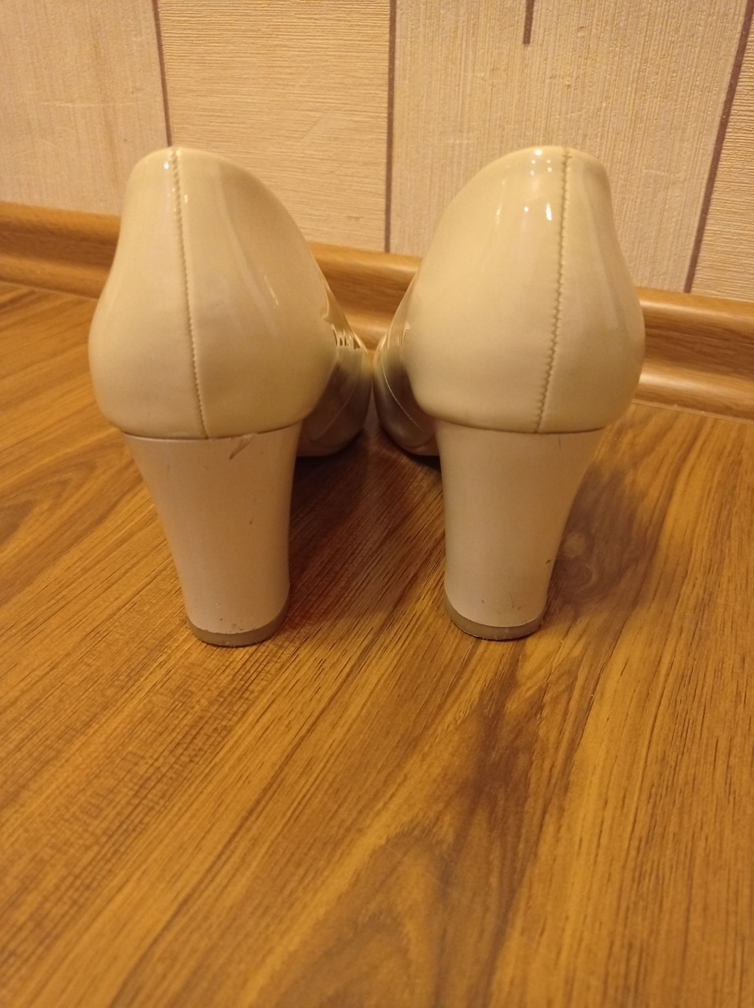 Женские лаковые туфли