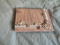 Caderno com capa de madeira