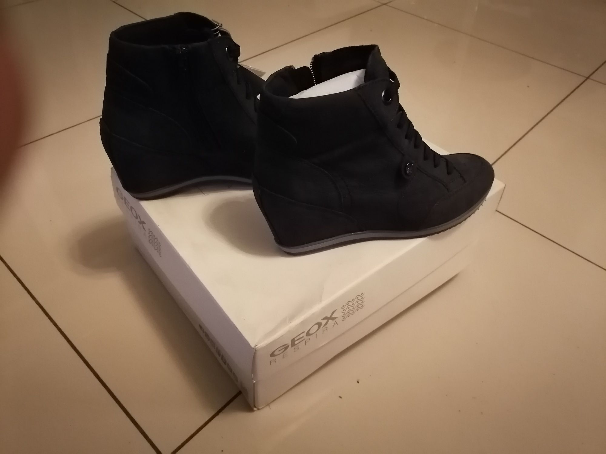 Buty Geox na ukrytej koturnie r36