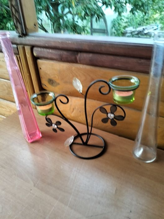 Świecznik , różowa butelka z kamieniami