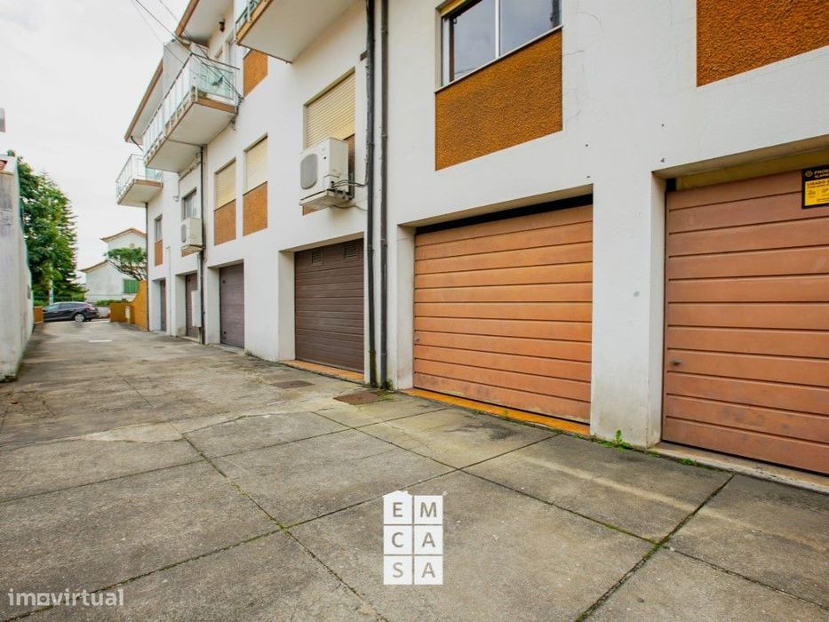 Garagem espaçosa no centro histórico de Santa Maria da Feira