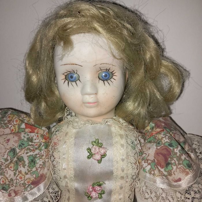 Boneca antiga em porcelana
