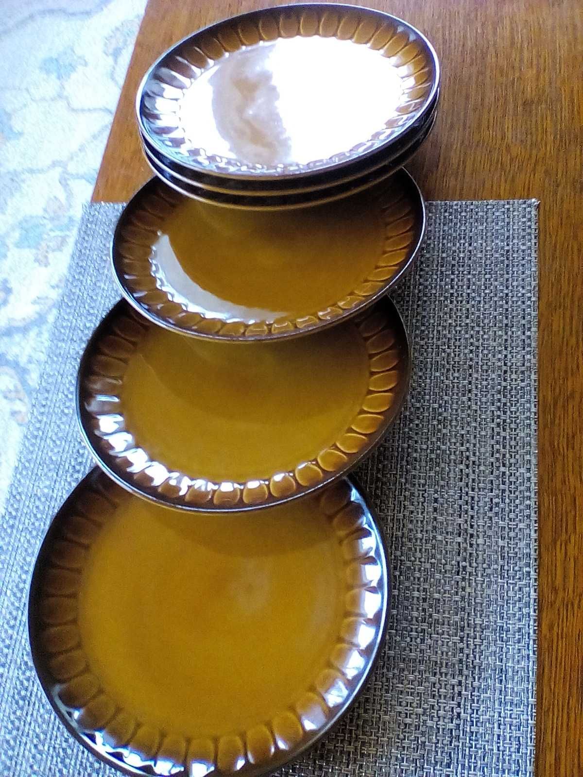Sześć talerzyków deserowych, oraz dwie miseczki, z porcelitu Tułowice