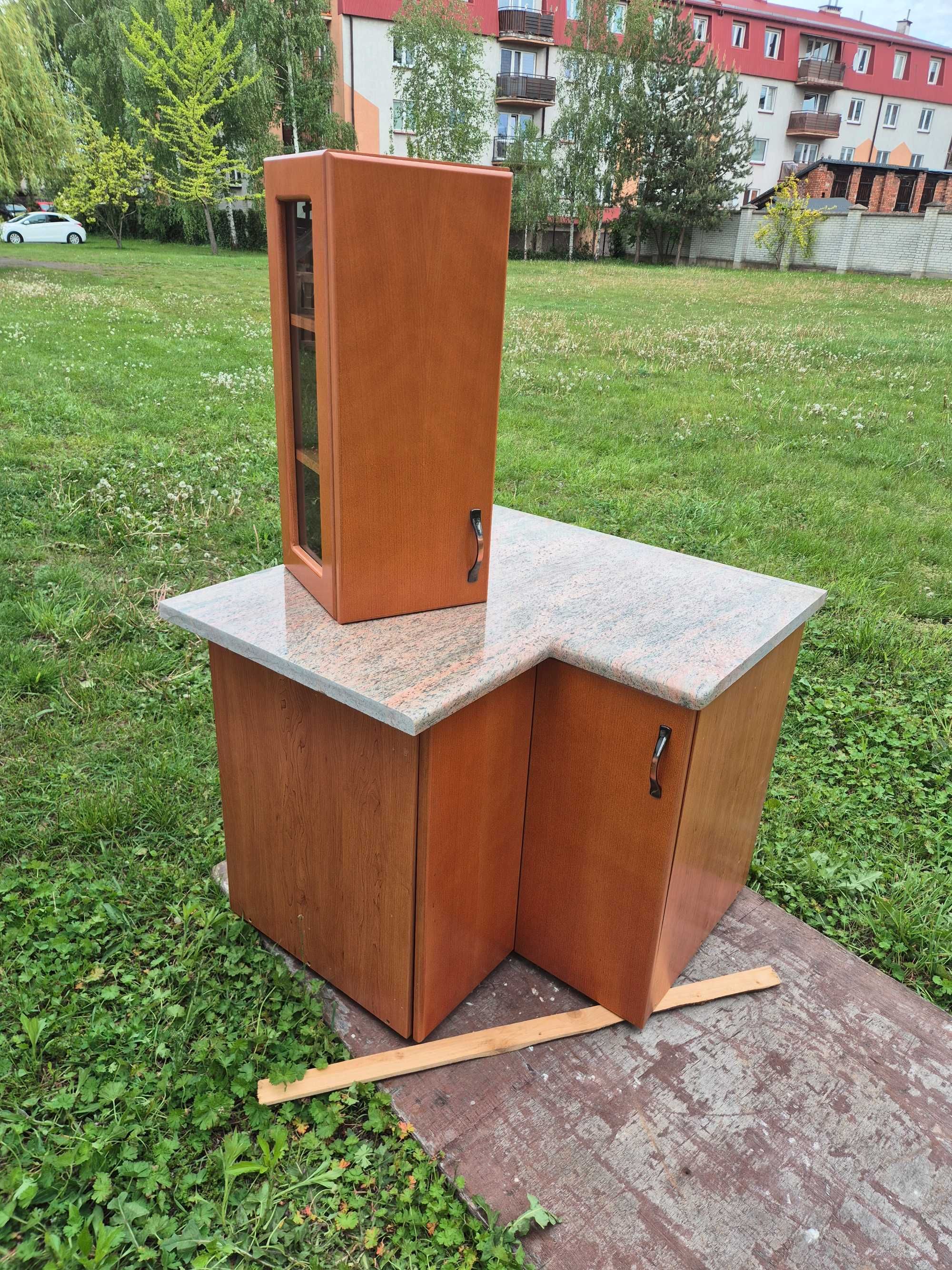 Szafki kuchenne plus stolik z kamiennymi blatami . Jak nowe