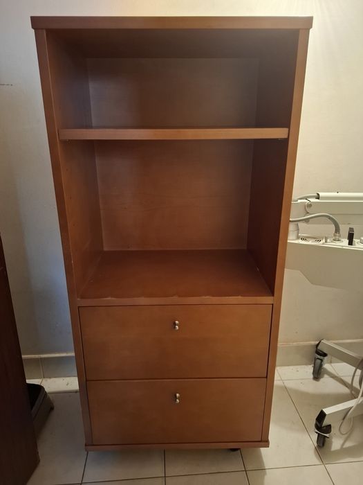 Móvel alto de madeira