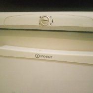 mała lodówka INDESIT z zamrażarnikiem