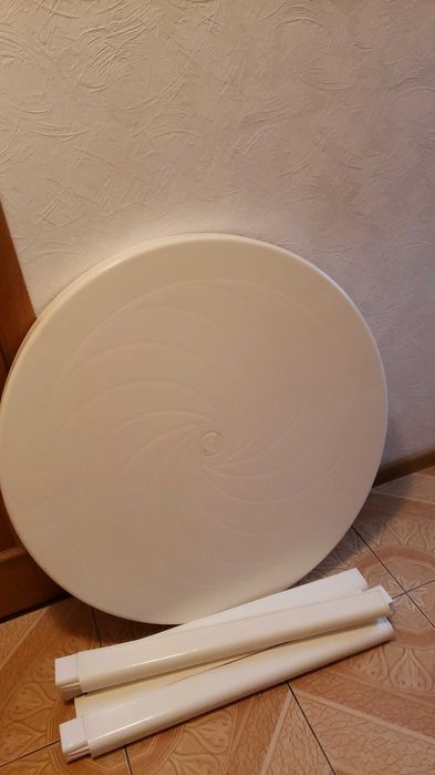 Табуретка крепкая, кресло  на колесах, стол