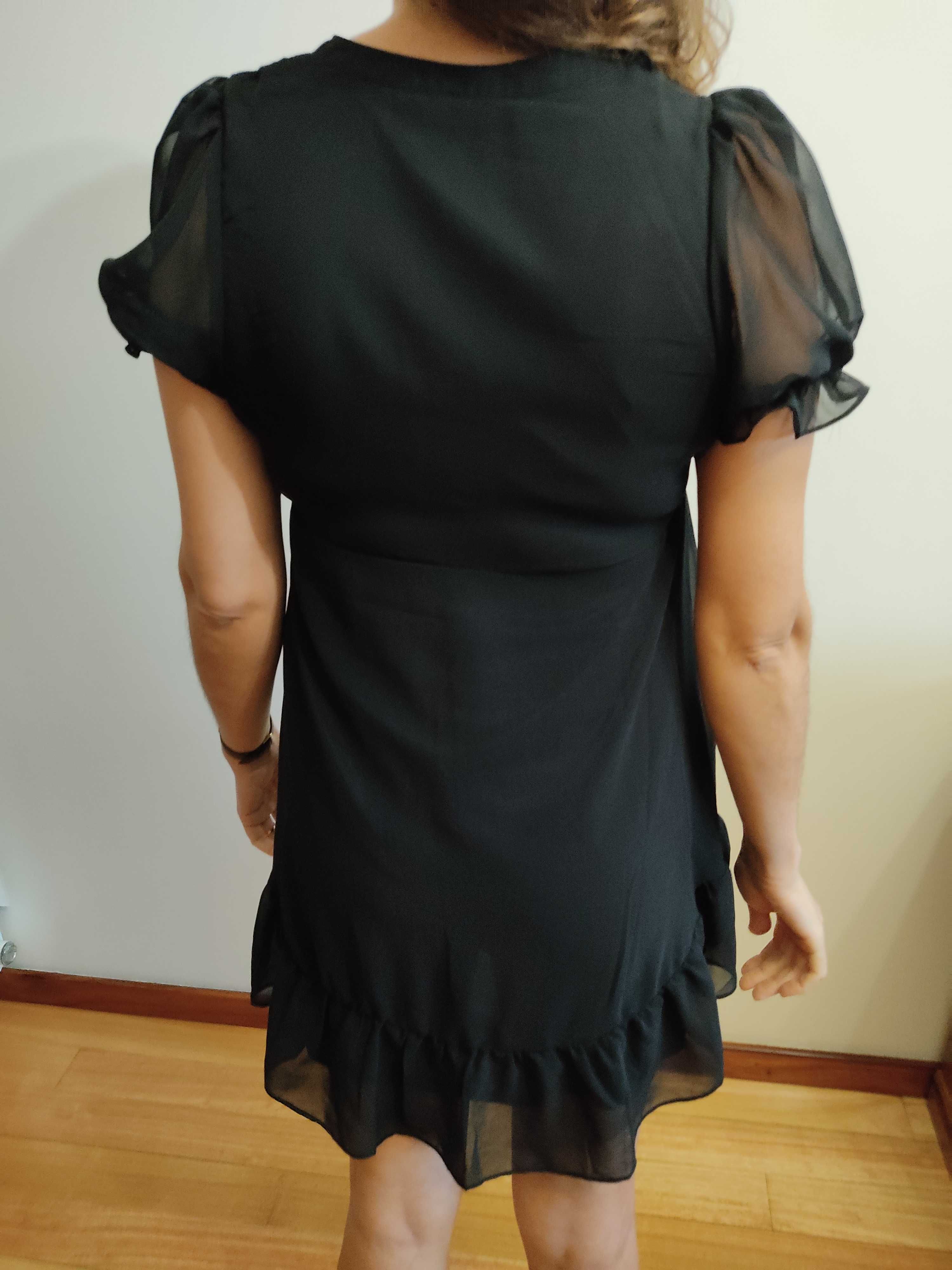 Vestido preto com folhos