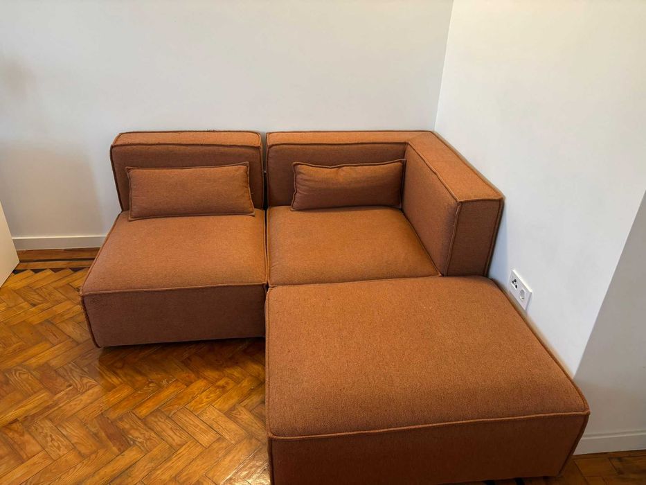 Sofá The Masie — modelo modular de canto com 2 módulos e puff