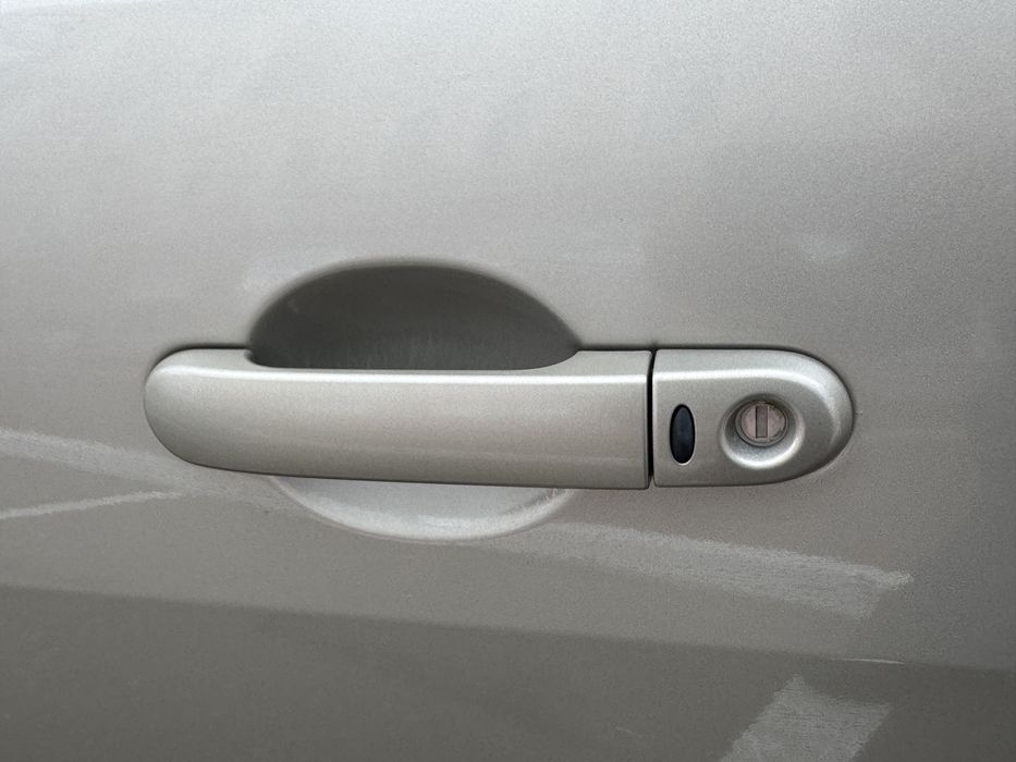 продам Nissan Tiida  2011 года 1.6 бензин