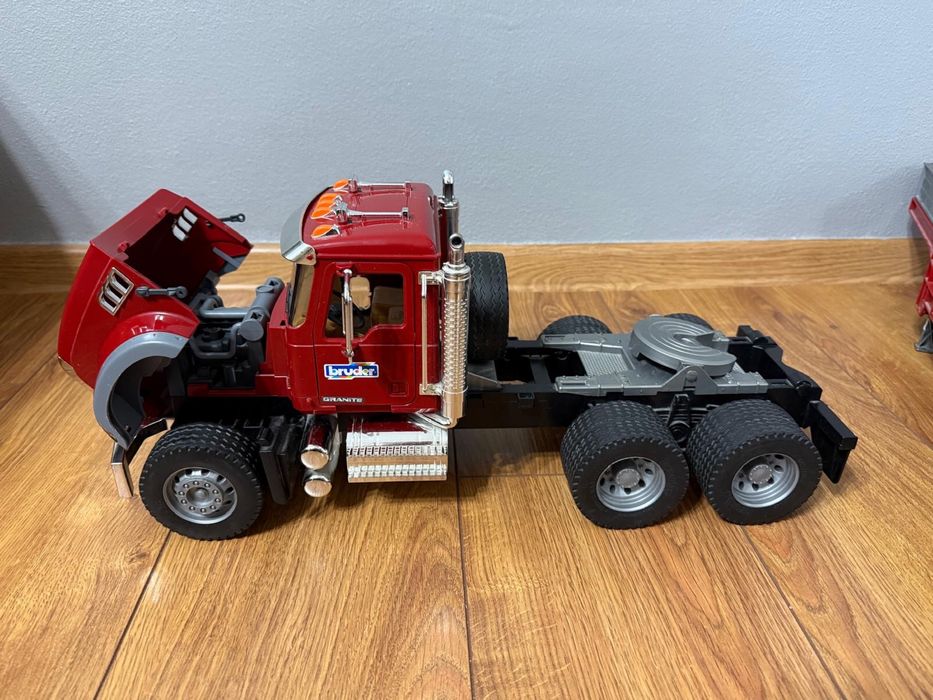 Bruder MACK Naczepa + Koparka