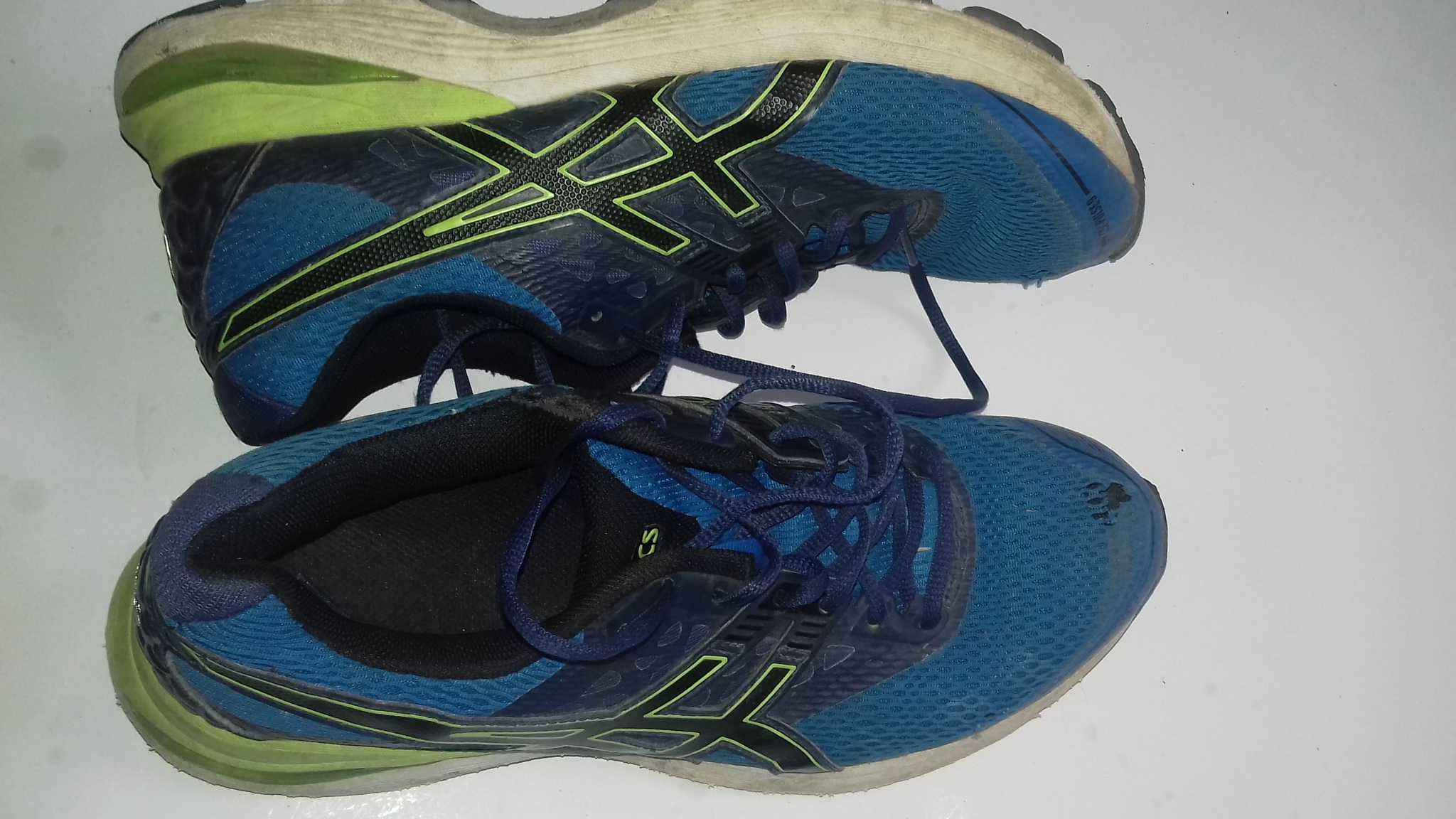 Продам оригінальні спортивні кросівки для бігу ASICS Gel-Nimbus 21