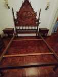 Cama casal, mesas cabeceira, guarda fatos, cómoda, espelho, cadeiras