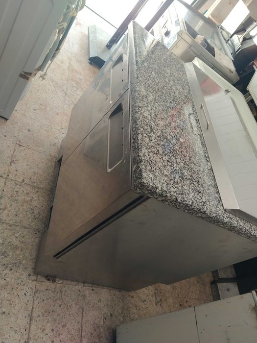 Frigorífico para preparar pizza e saladas