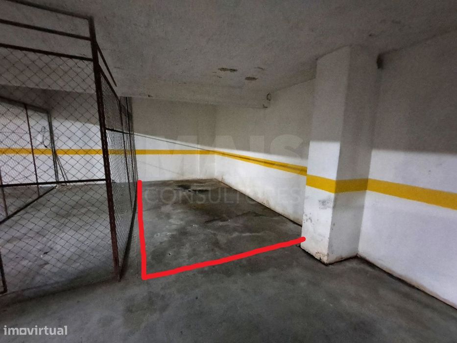 Parqueamento junto à Avenida 1º de Maio