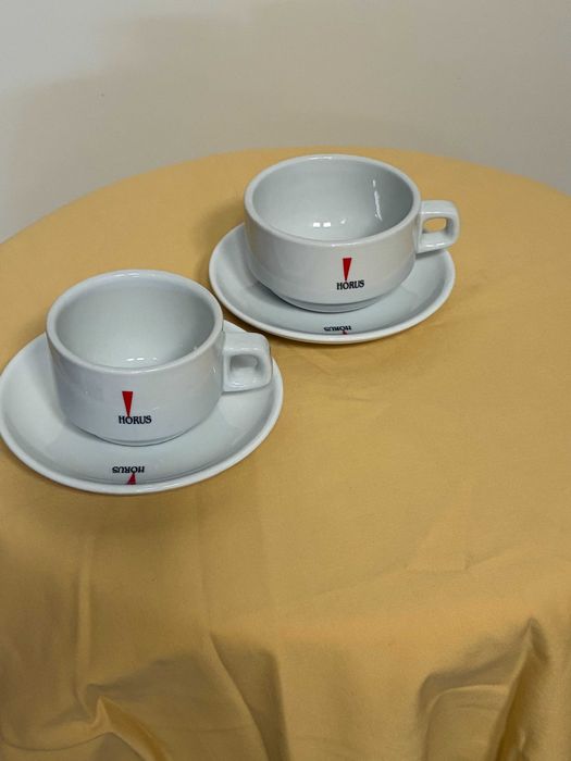 Pires de porcelana branca com decalque sobre o verniz