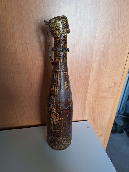 Stara butelka po winie hiszpańska pokryta skórą ręcznie robiona