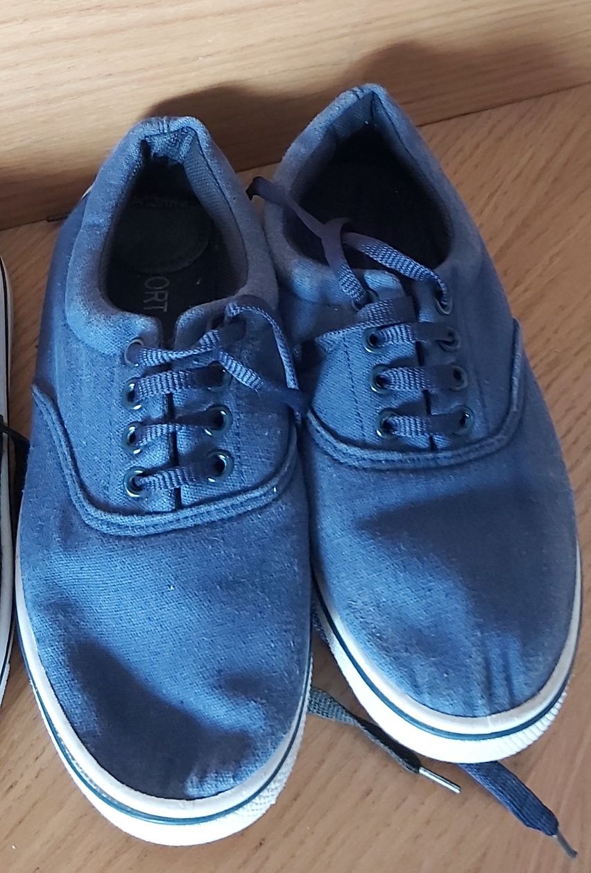Sapatilhas pretas e azul