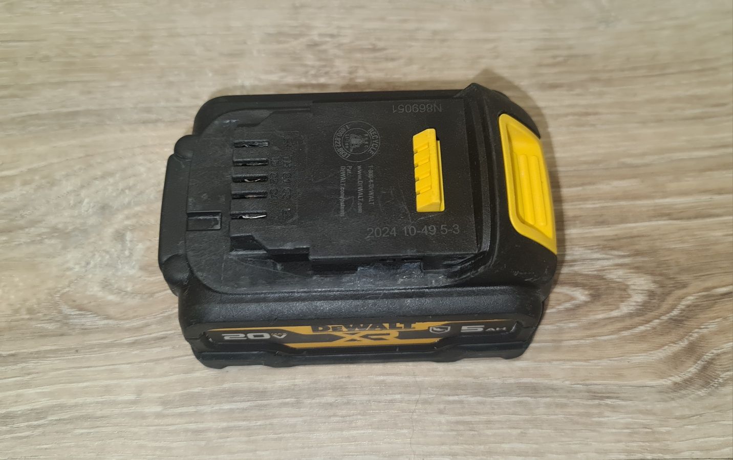 Dewalt 205 аккумулятор.