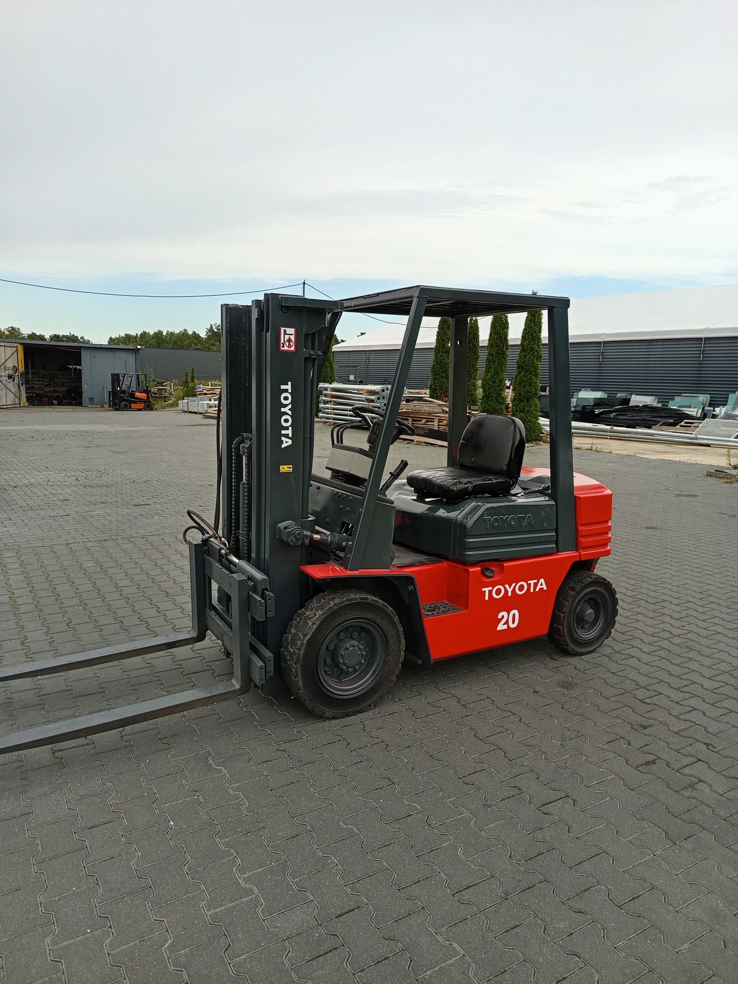 Sprzedam wózek widłowy Toyota udźwig 2 ton tripleks przysow boczny