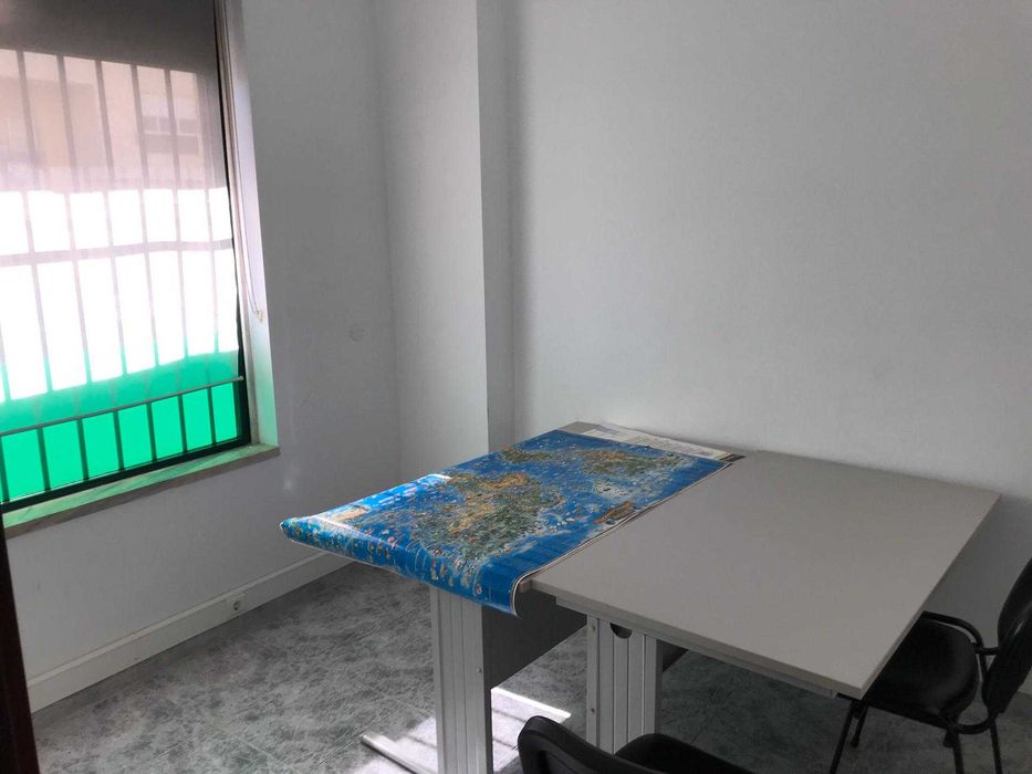 mesas e cadeiras de escritorio em otimo estado
