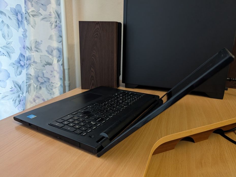 Тонкий ноутбук DELL 15.6' (GF820 2Gb)